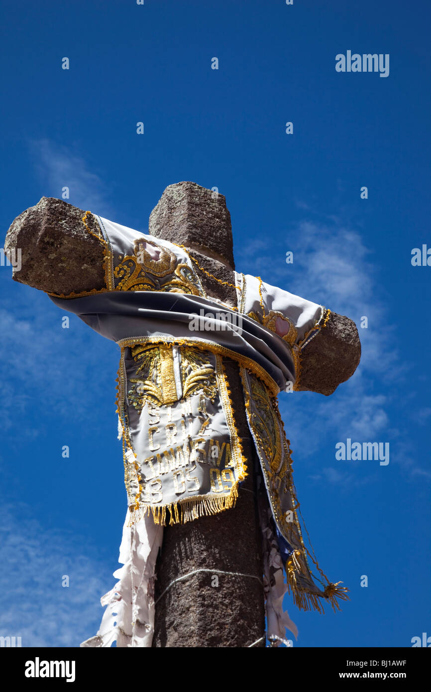 Croix de Pierre avec un vêtement, Raqchi, Pérou, Amérique du Sud Banque D'Images