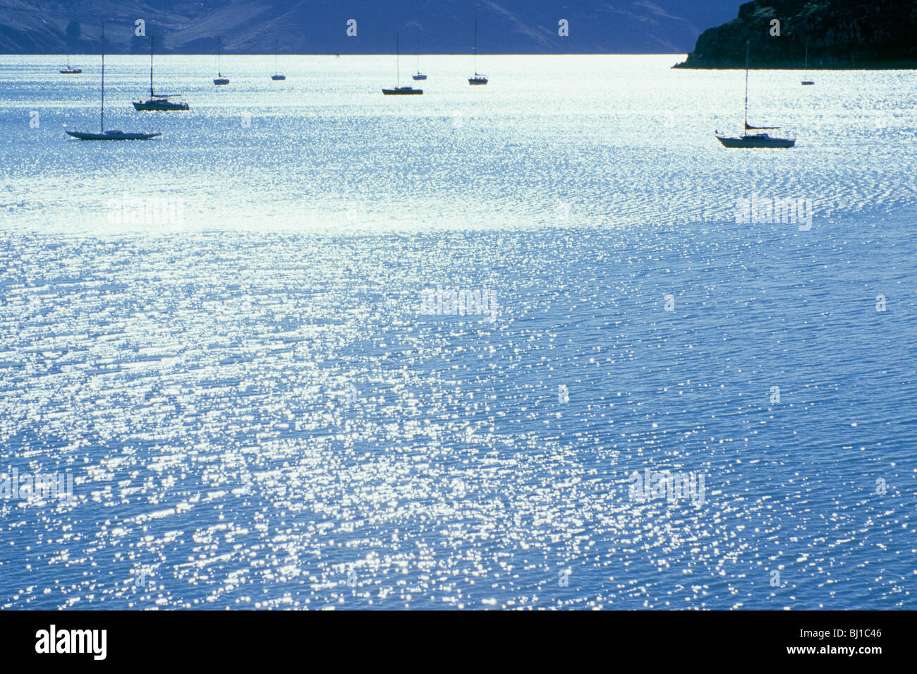 Silhouettes de voiliers ancrés dans une petite baie, la péninsule de Banks, région de Canterbury, île du Sud, Nouvelle-Zélande Banque D'Images