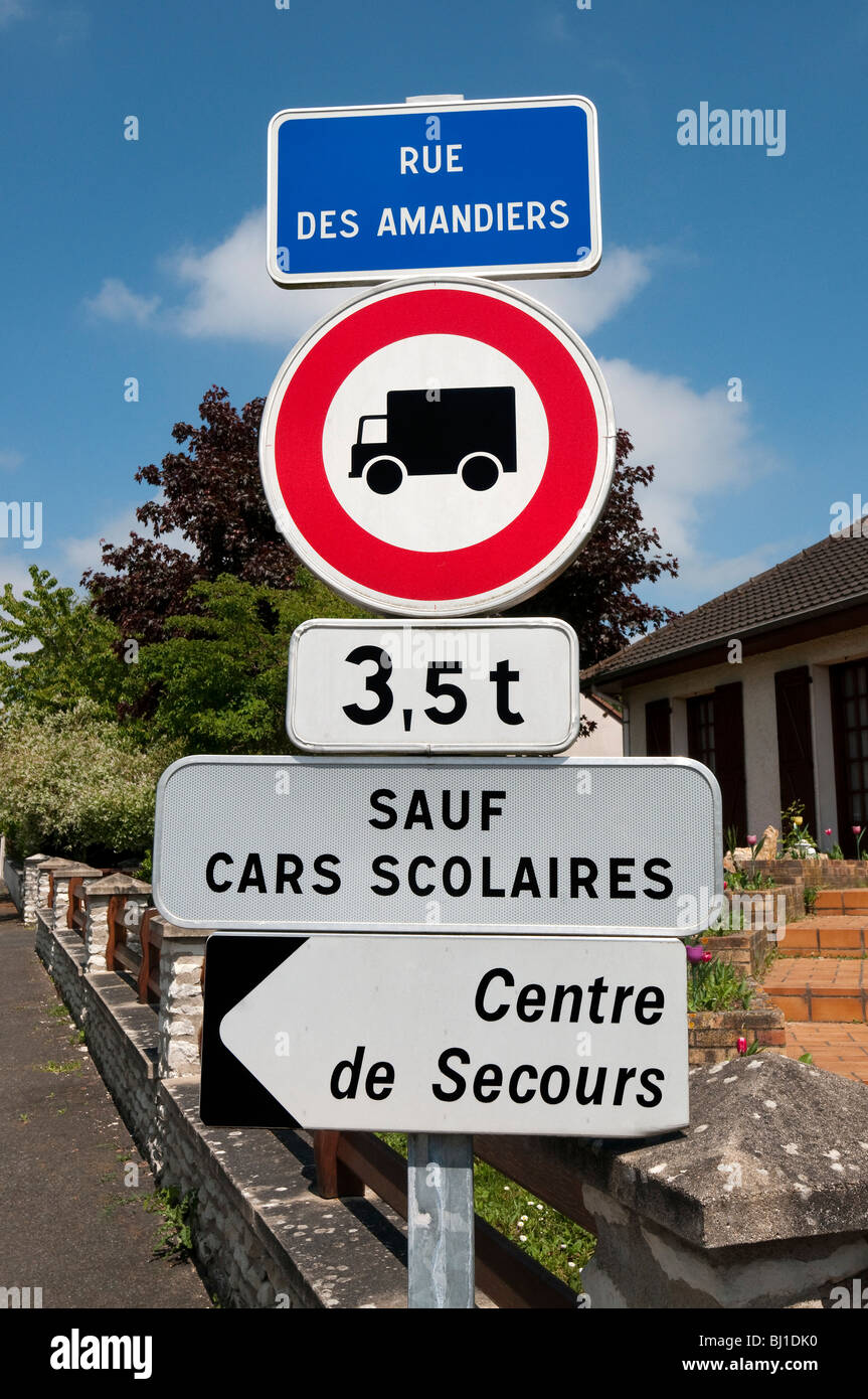 Route moderne des panneaux indiquant les restrictions - Indre-et-Loire, France. Banque D'Images