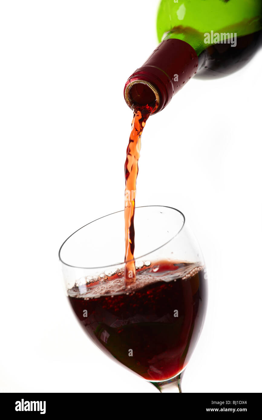 Remplissage d'un verre de vin rouge, verre Banque D'Images