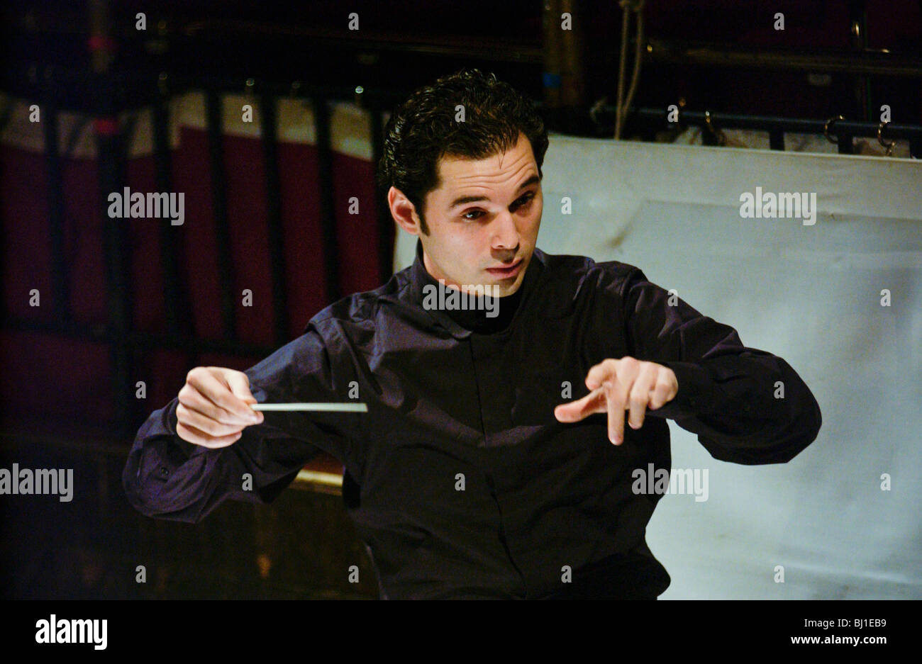 Tugan Sokhiev, l'orchestre russe travaillant sur un Welsh National Opera production d'Eugène Onéguine de Tchaïkovski Banque D'Images