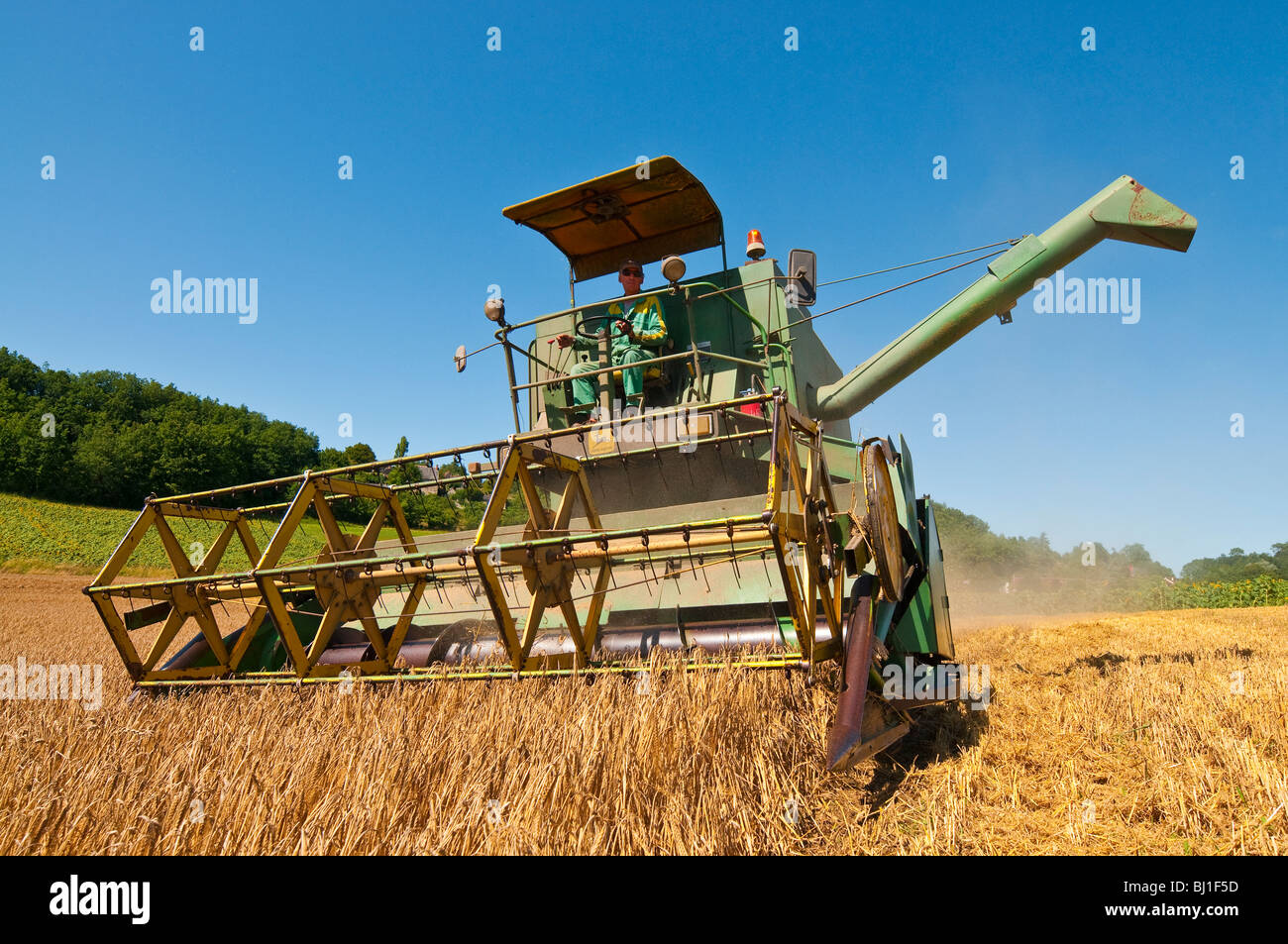 30 ans de moissonneuse-batteuse John Deere 955 - sud-Tourine, France. Banque D'Images