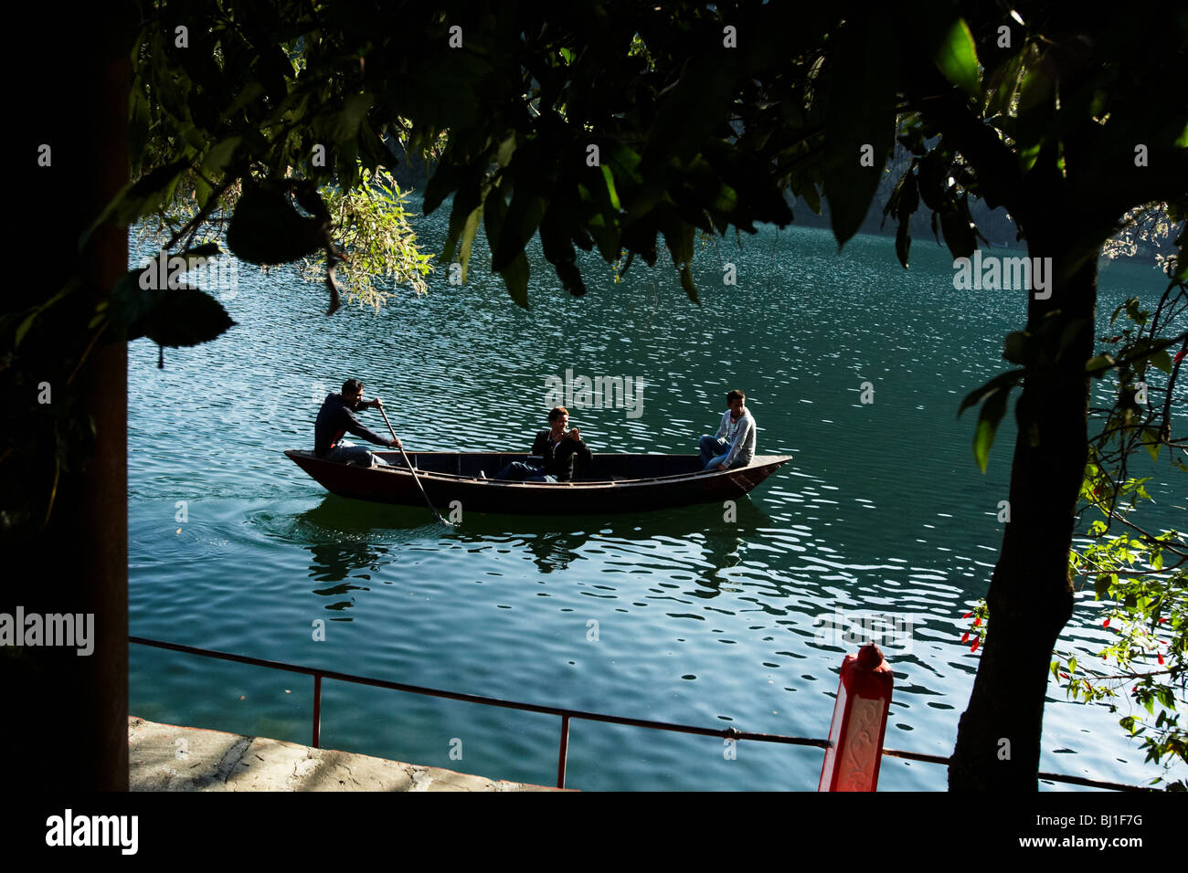 Les touristes dans un canot sur le lac Pewha à Pokhara (Népal) le lundi 26 octobre 2009. Banque D'Images