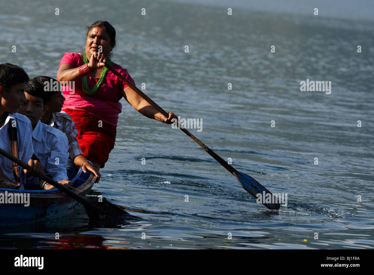 Une femme dirige un canot sur le lac Pewha à Pokhara (Népal) le lundi 26 octobre 2009. Banque D'Images