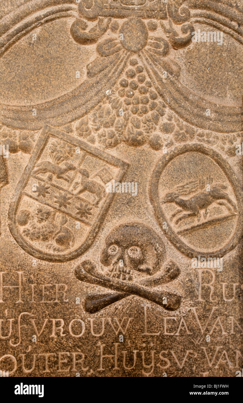 L'Inde, Kerala, Cochin, fort Cochin, Saint François, l'Église coloniale néerlandaise tombe avec tête de mort Banque D'Images