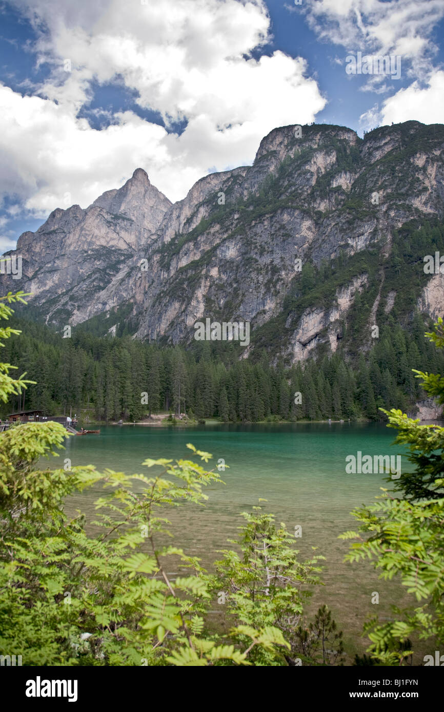 Le lac de Braies, Dolomites, Italie Banque D'Images