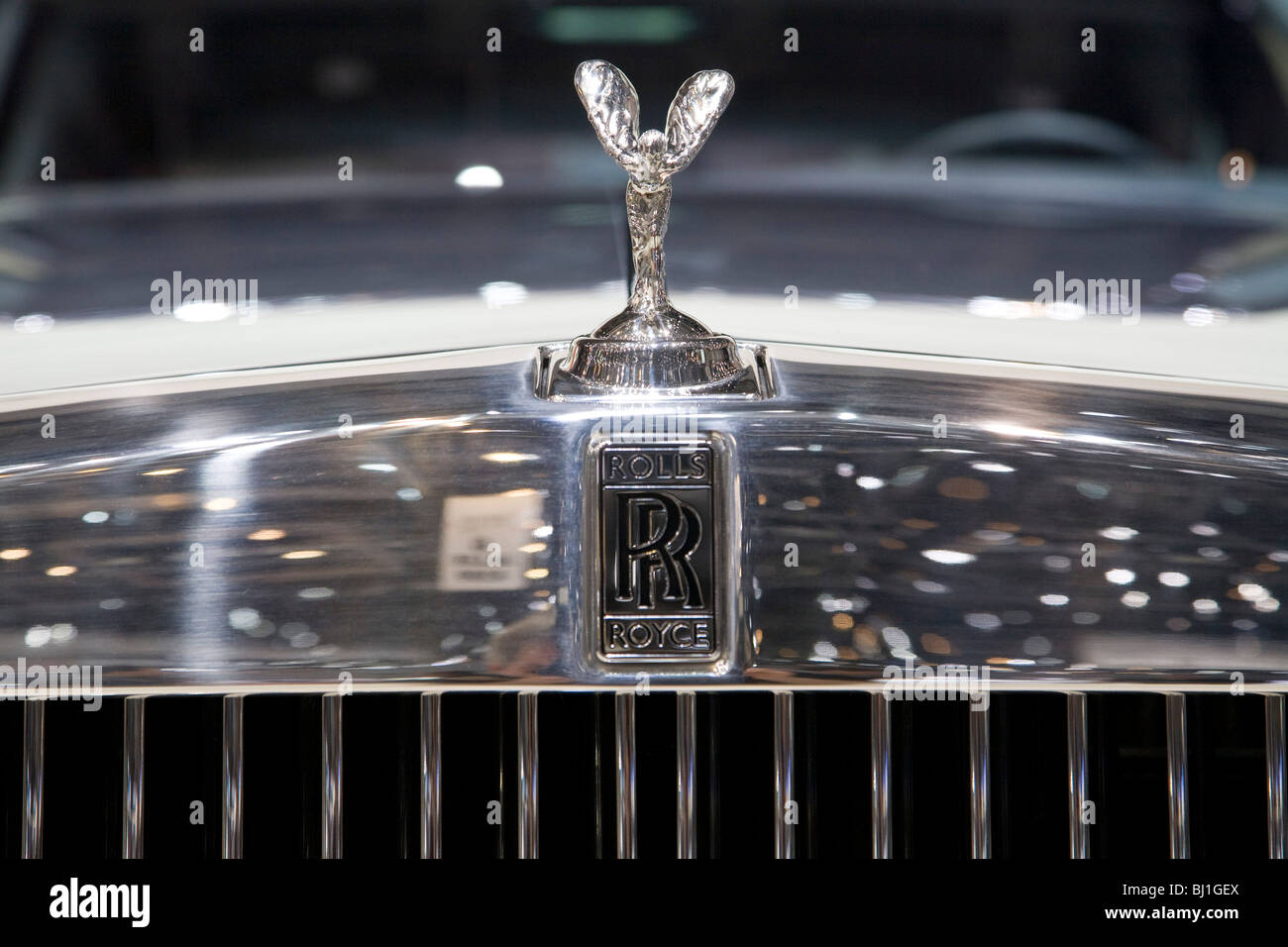 Rolls Royce Phantom grill et flying lady Spirit of Ecstasy hood ornament  Photo Stock - Alamy