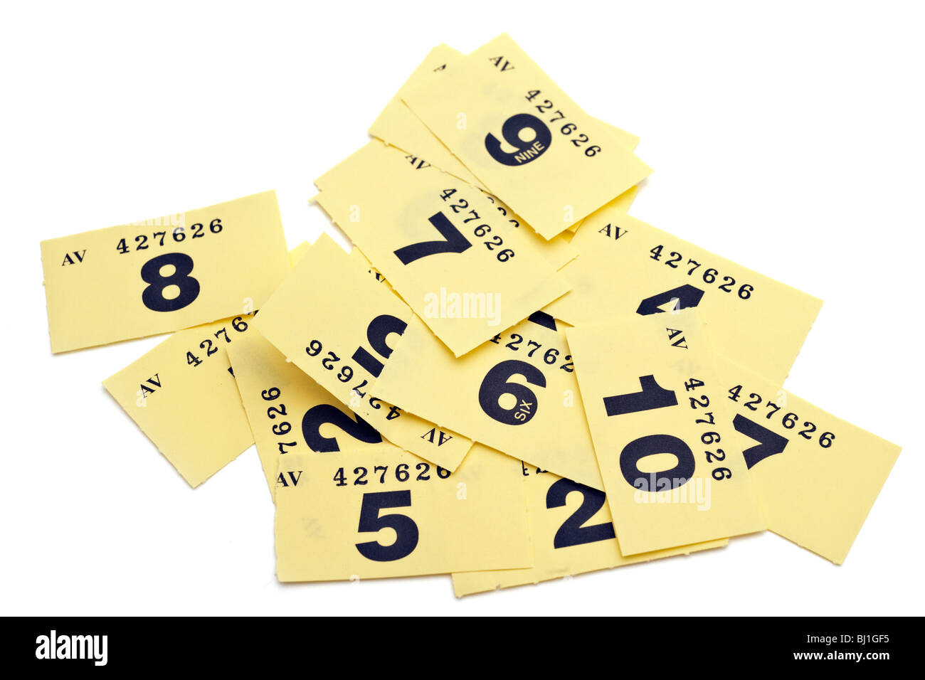 Pile de tickets de vestiaires numérotés noir jaune Banque D'Images