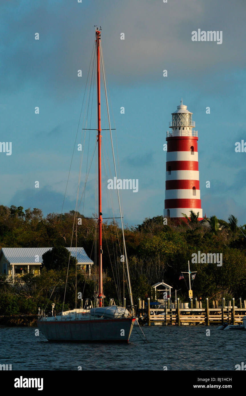 Un yacht amarré dans le port avec le coude Cay phare en arrière-plan, l'espoir, la ville de Nassau, Bahamas Banque D'Images