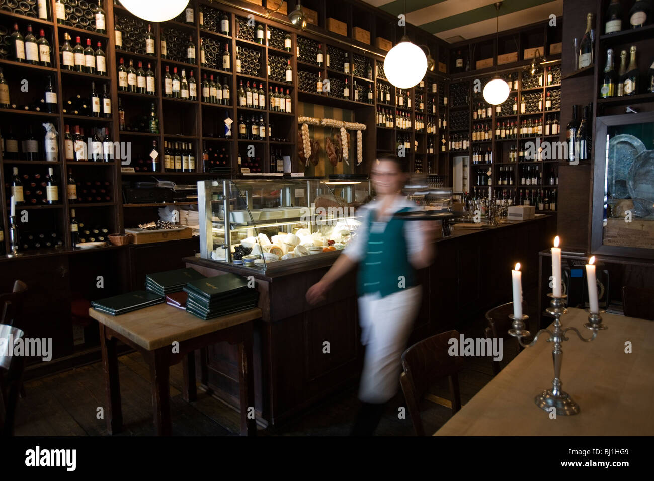 Un restaurant avec des bougies et un mur à Berlin, Allemagne Banque D'Images