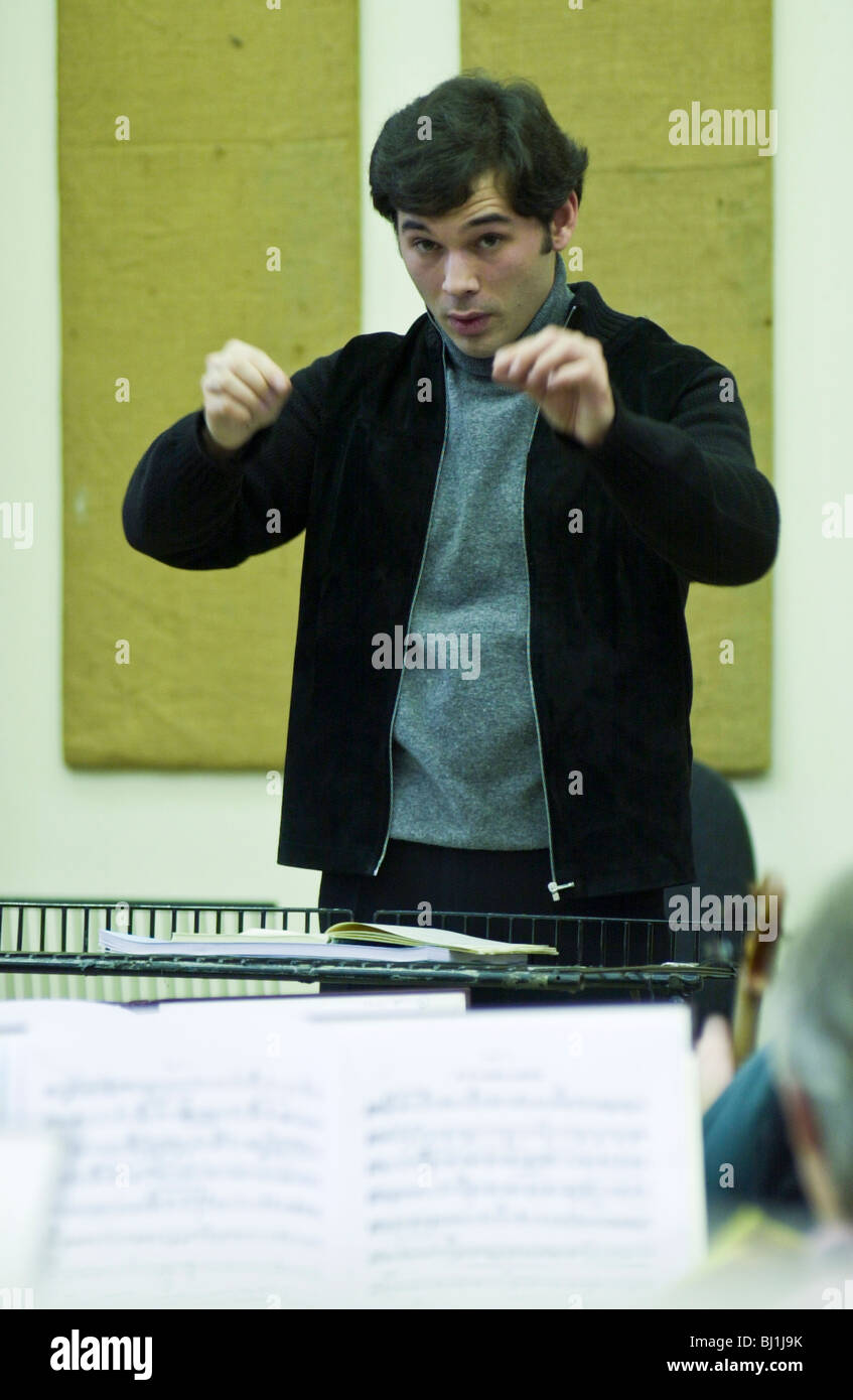 Le chef d'orchestre russe Tugan Sokhiev à répéter avec l'orchestre de l'Opéra National du Pays de Galles Banque D'Images