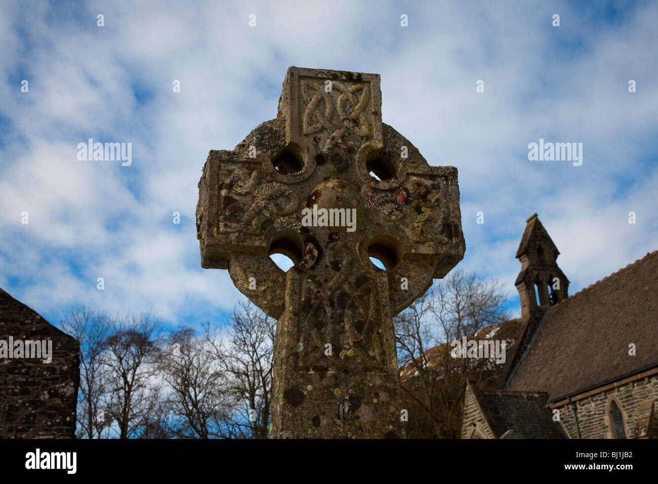 La sculpture sur pierre Monument grave portant la croix celtique sculptés entrelacés, Ecosse, Royaume-Uni Banque D'Images