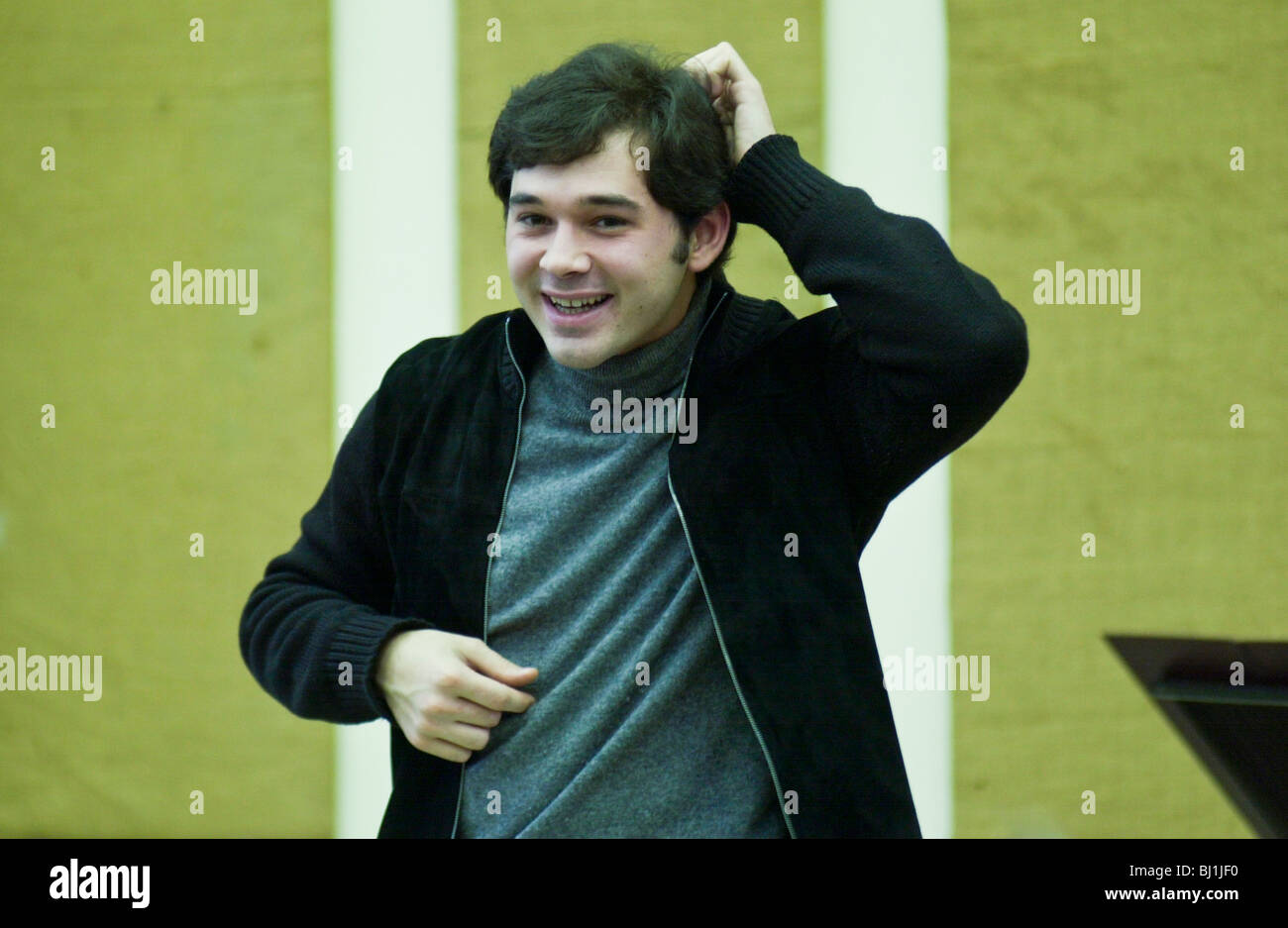 Le chef d'orchestre russe Tugan Sokhiev à répéter avec l'orchestre de l'Opéra National du Pays de Galles Banque D'Images