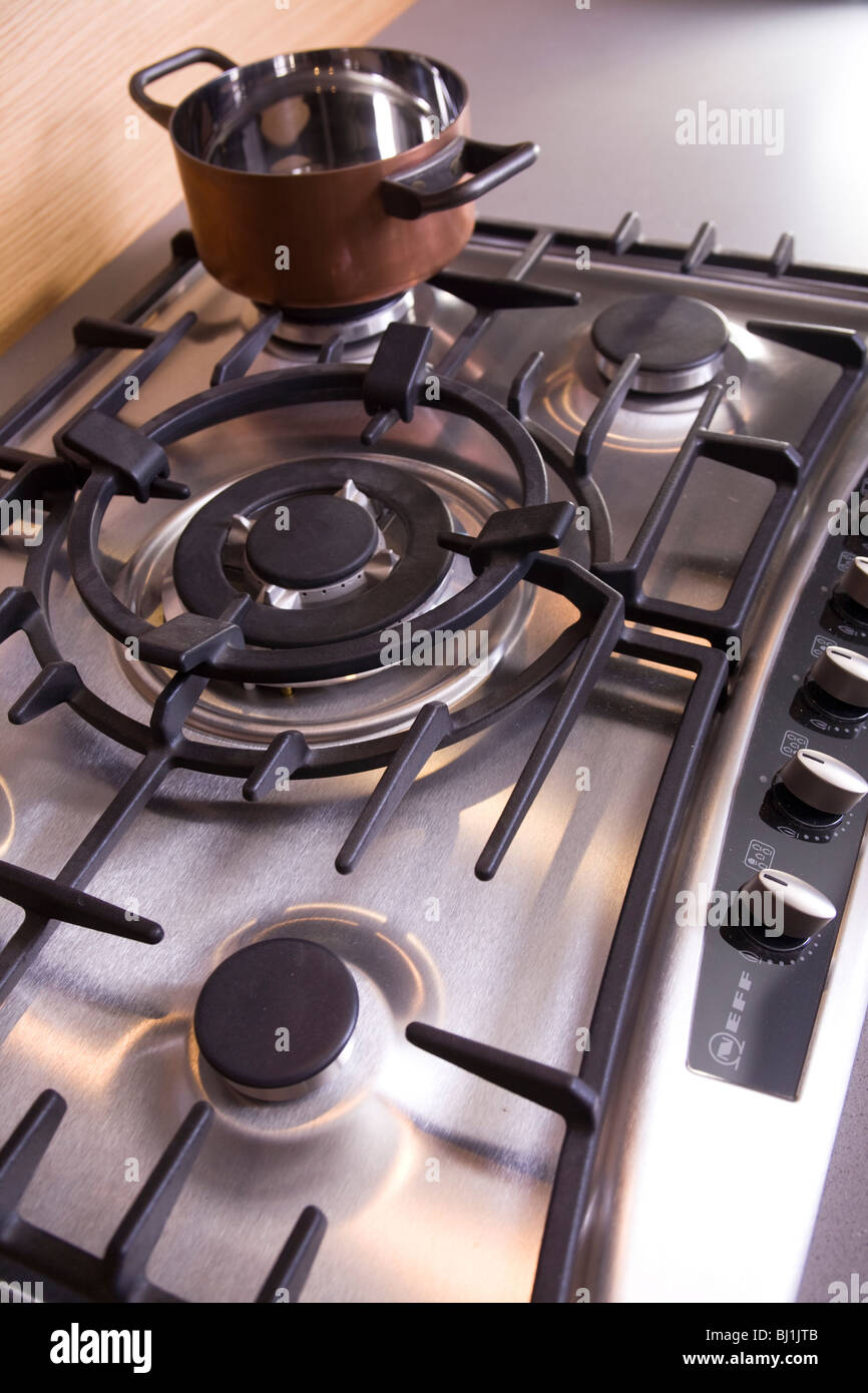 Acier moderne de marque Neff cuisinière à gaz avec chaudière en cuivre  Photo Stock - Alamy