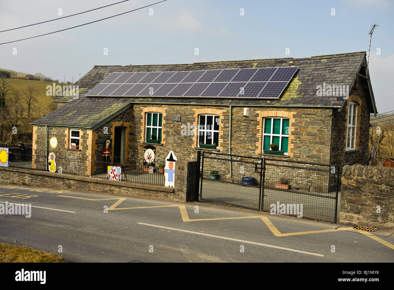 Des panneaux solaires sur le toit de l'école primaire, Lledrod Ceredigion rural, l'ouest du pays de Galles, avec l'appui et des finances de British Gas, UK Banque D'Images