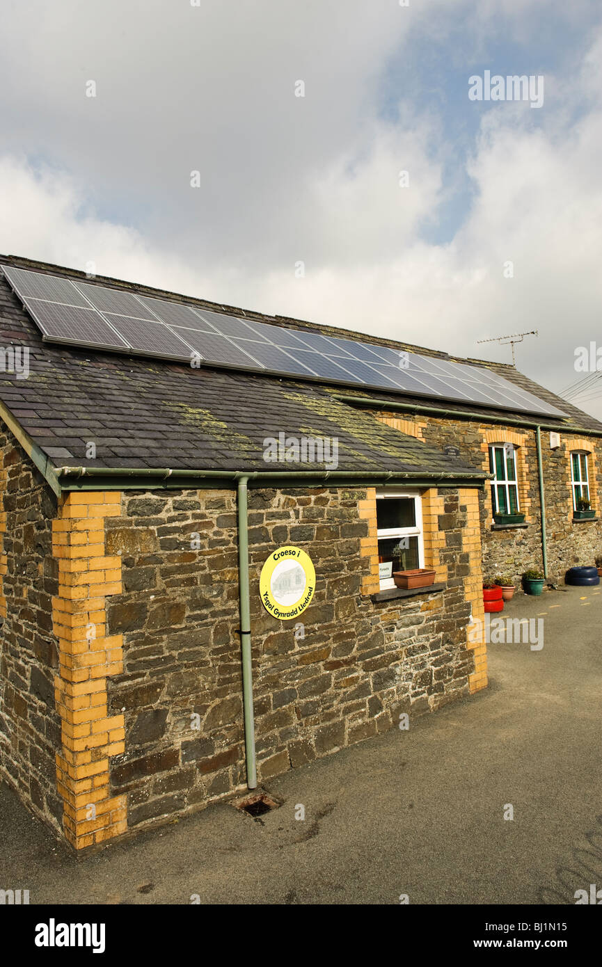 Des panneaux solaires sur le toit de l'école primaire, Lledrod Ceredigion rural, l'ouest du pays de Galles, avec l'appui et des finances de British Gas UK Banque D'Images