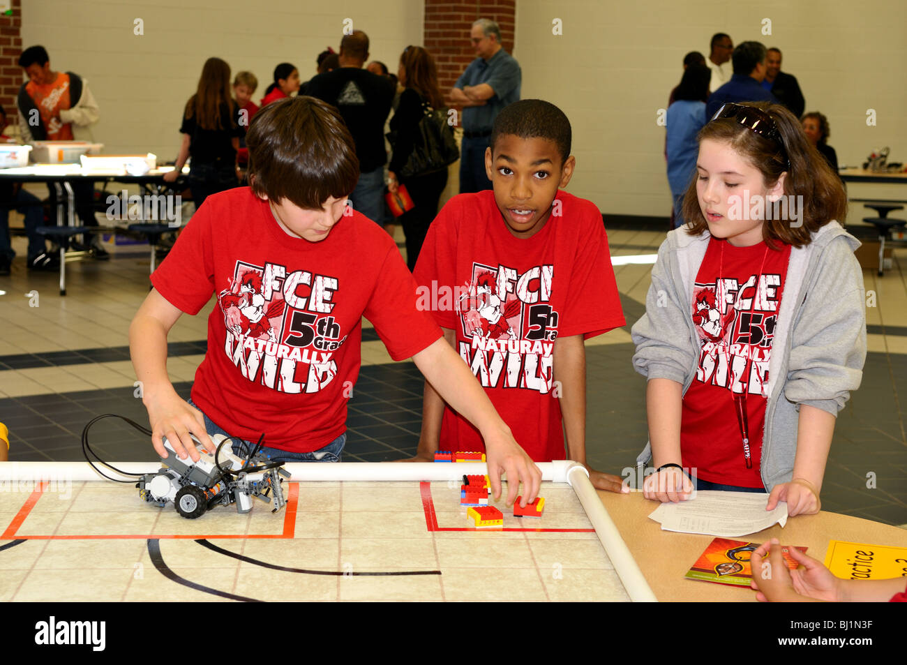 Un groupe d'enfant jouer robot Lego. Banque D'Images