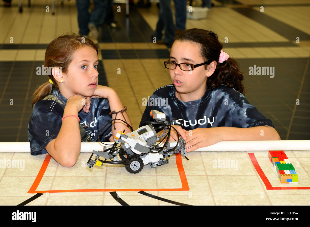 Deux filles de l'école de la discussion d'un projet après l'école. Banque D'Images