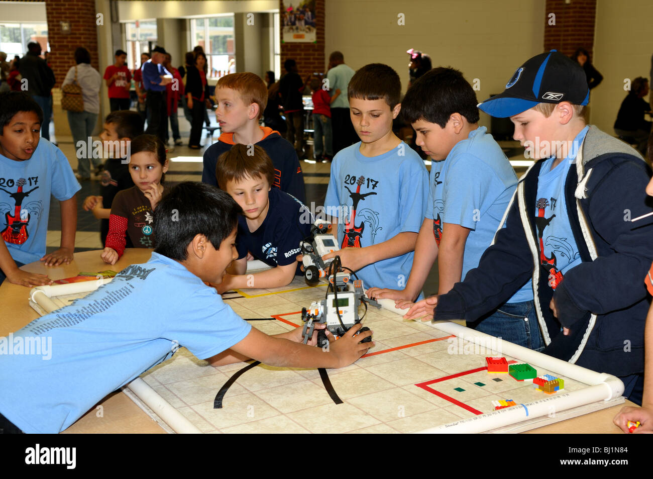 Les enfants de l'école l'essai d'un robot Lego lors d'une expo-sciences . Banque D'Images