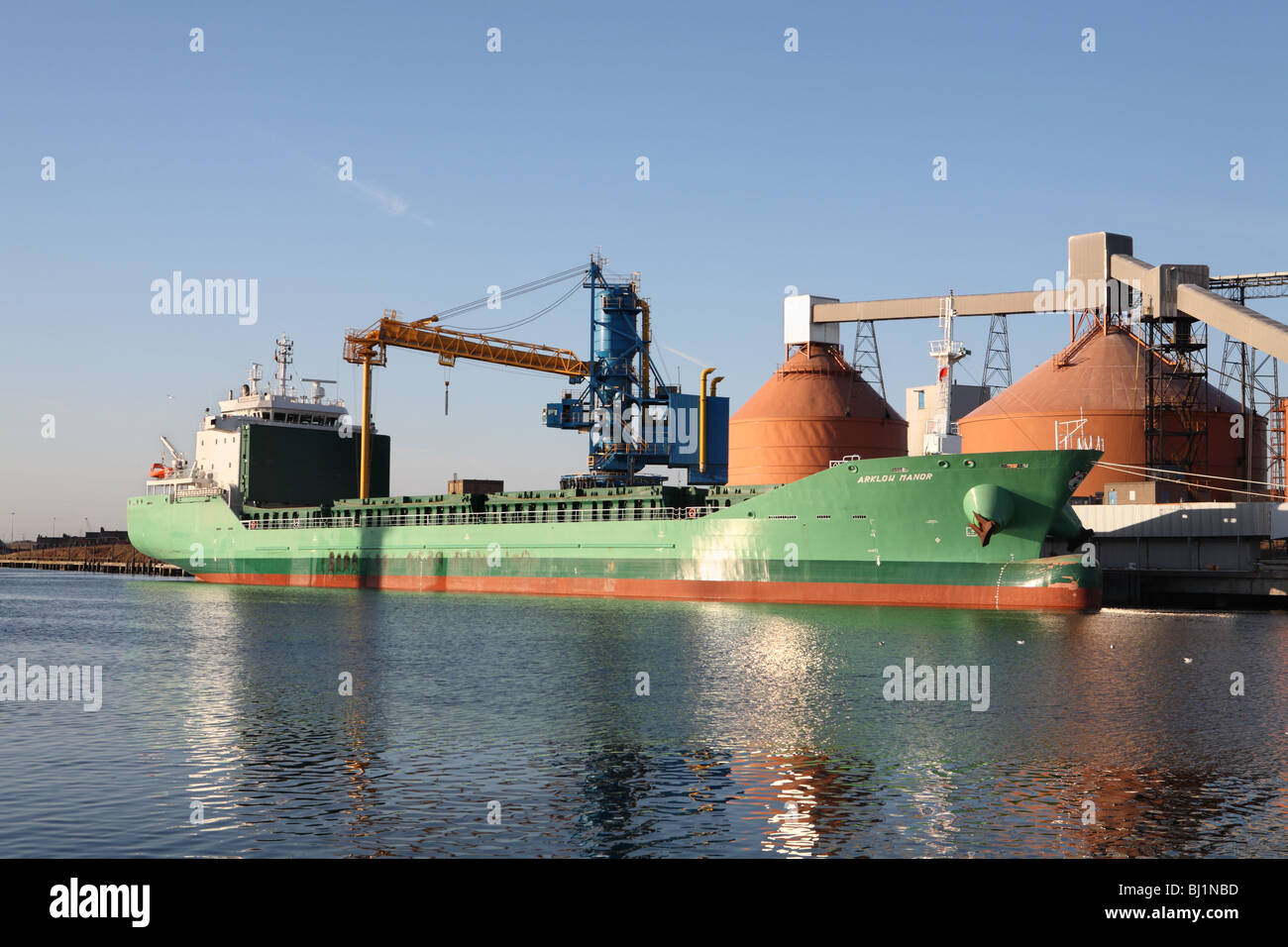 Le navire Arklow Manor déchargement alimina en silos d'Alcan à Blyth harbour, Northumberland, Angleterre. Banque D'Images