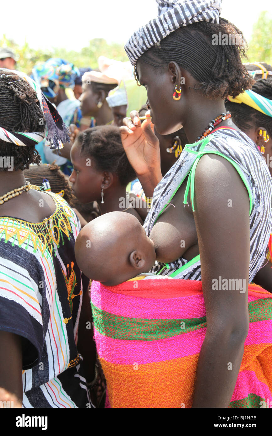 Bébé allaitement, femme noire Banque D'Images