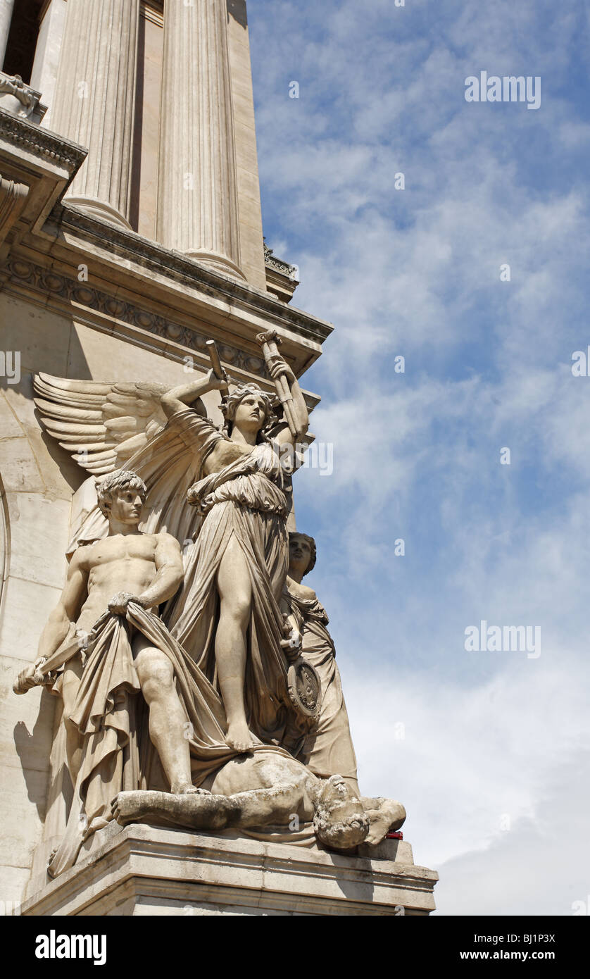 Drame lyrique sculpture façade par Jean-Joseph Perraud, le Palais Garnier, l'Opéra de Paris, France Banque D'Images