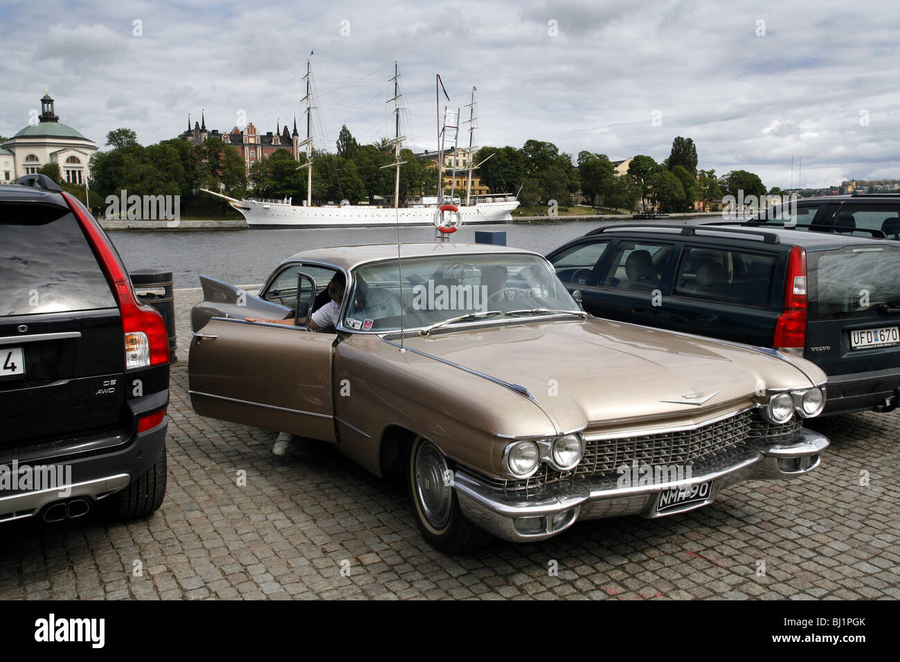 Auberge Ship & Cadillac af Chapman en arrière-plan, Skeppsbrokajen, Stockholm, Suède Banque D'Images