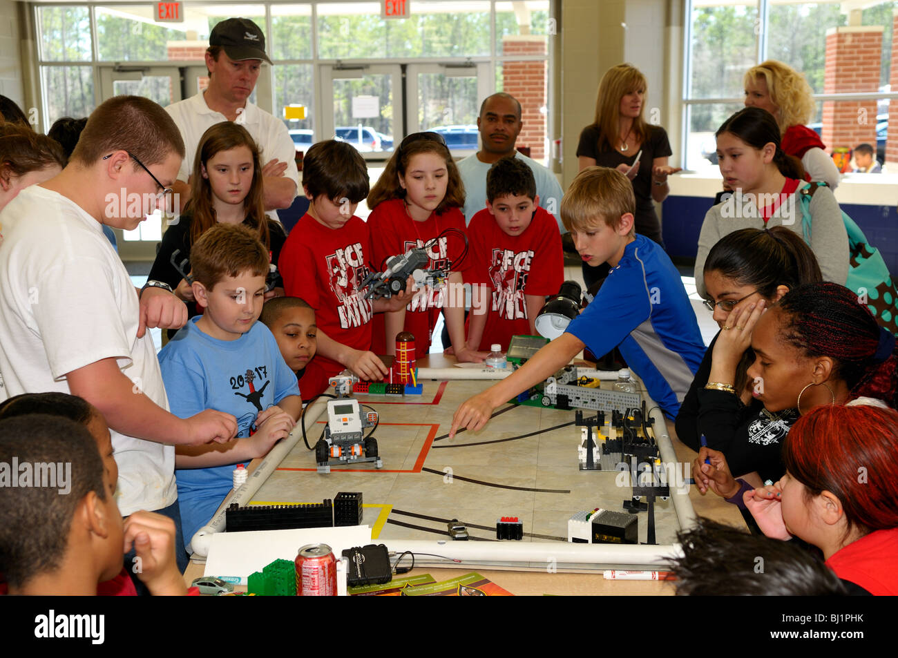 Les enfants de l'école à créer et tester un robot Lego à une expo-sciences. USA. Banque D'Images