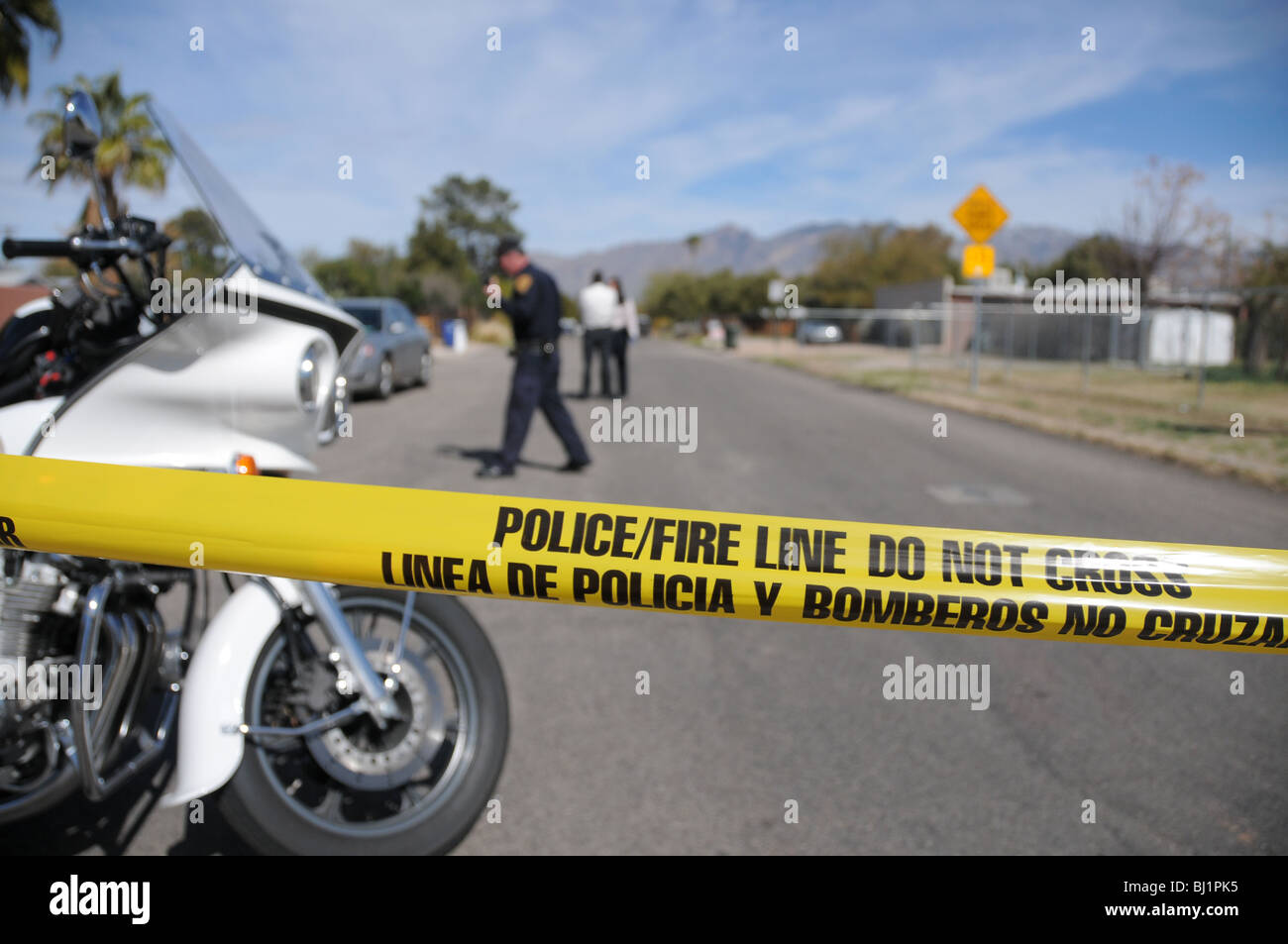 La police enquête sur un homicide de Tucson et le tir d'un autre homme que l'on croit être des gangs dans la région de Tucson, Arizona, USA. Banque D'Images