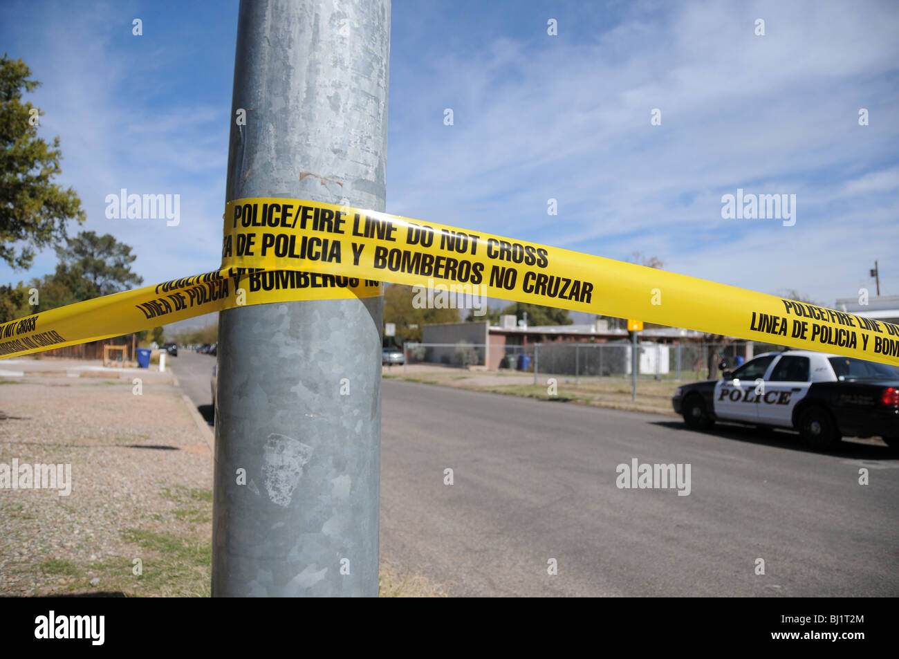 La police enquête sur un homicide de Tucson et le tir d'un autre homme que l'on croit être des gangs dans la région de Tucson, Arizona, USA. Banque D'Images