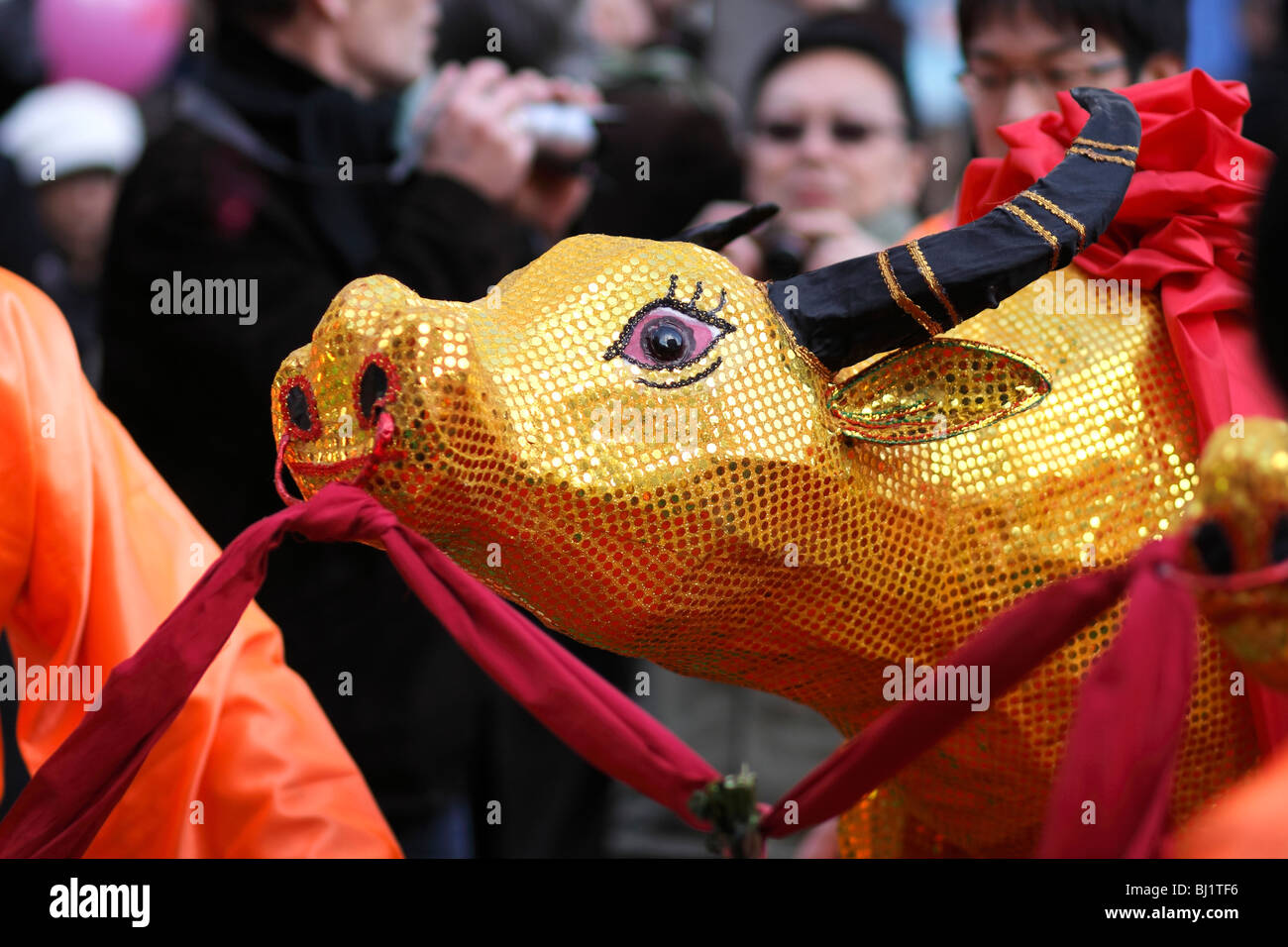 La célébration de l'année du bœuf à la parade du Nouvel An chinois dans les rues de Paris, France Banque D'Images