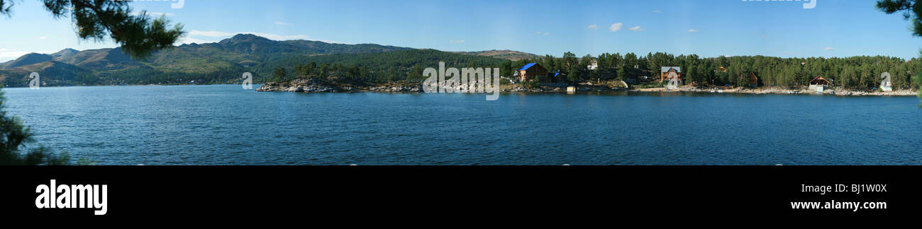 Panorama de la baie avec vue sur la montagne et de pins Banque D'Images