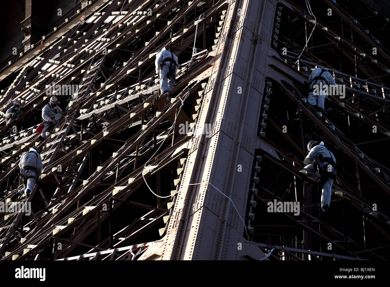 Par Mark Pic Passmore/www.markpassmore.com Workmen représenté sur la Tour Eiffel à Paris. Banque D'Images