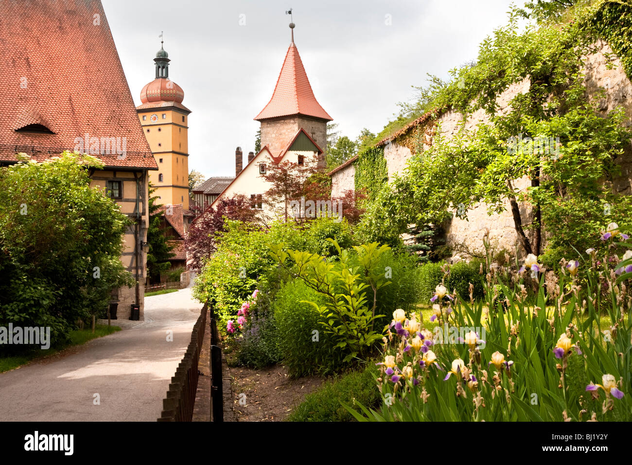 Jardin et sentier avec des bâtiments et en Dinkelsbuhl Segringer Tor, Bavière, Allemagne Banque D'Images