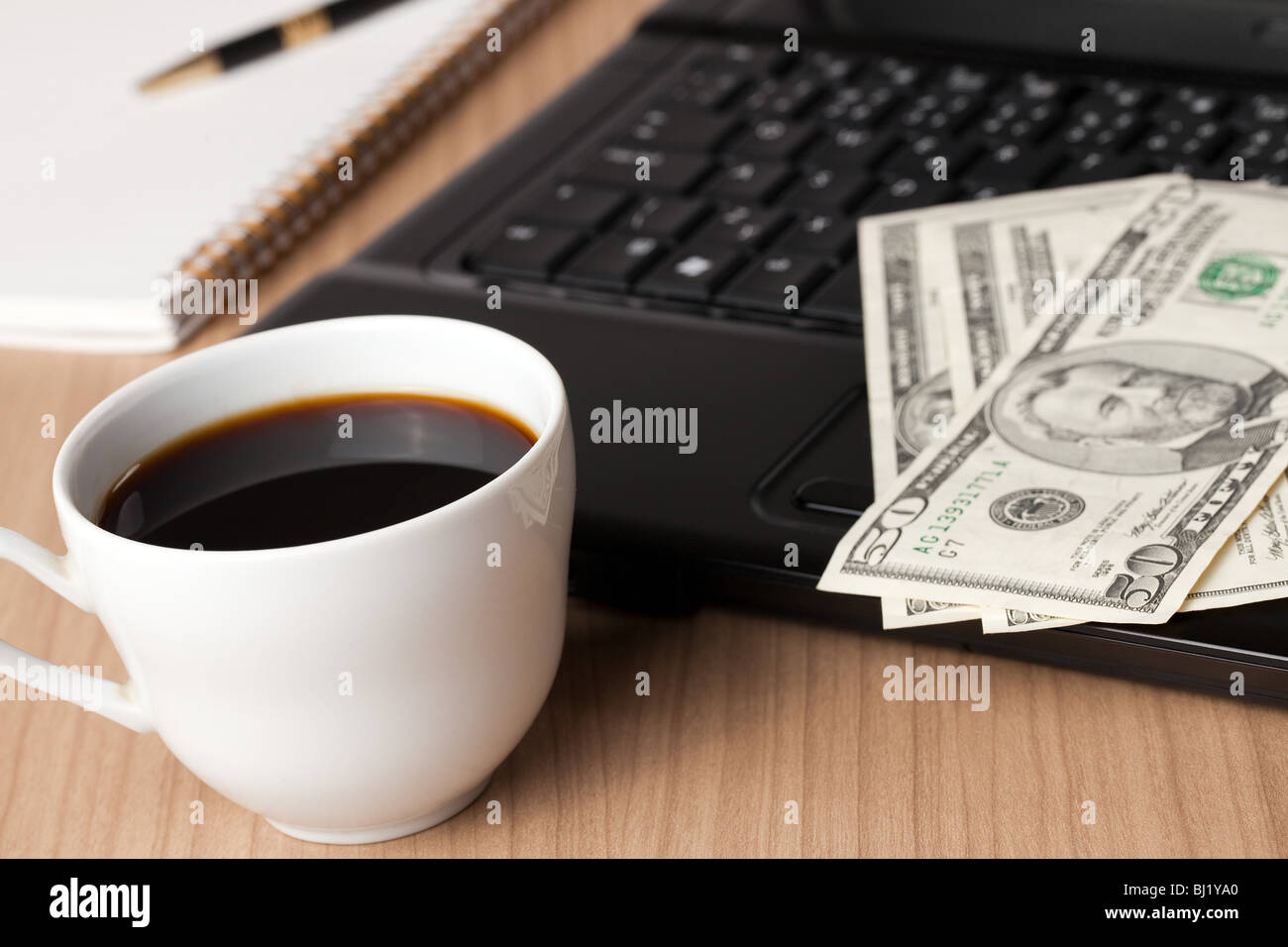 Tasse à café et ordinateur avec de l'argent sur 24 Banque D'Images