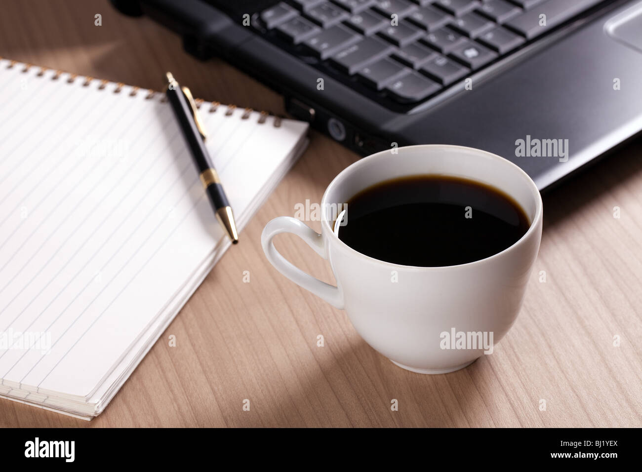 La tasse de café et l'ordinateur - pause in office Banque D'Images