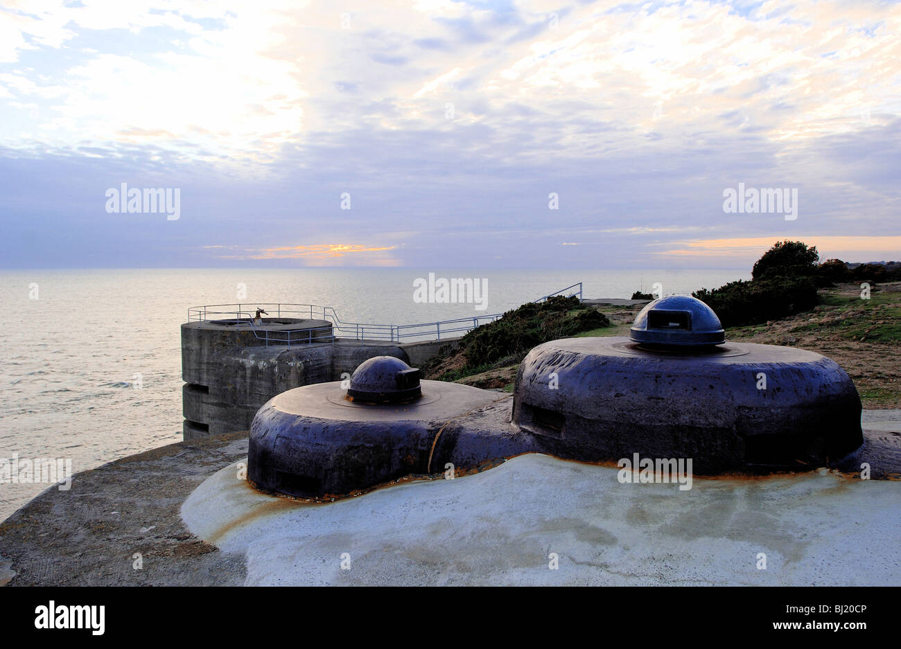Vue depuis le haut d'une guerre mondiale deux Tour d'observation allemand au Noirmont pointe sur l'île de Jersey Banque D'Images