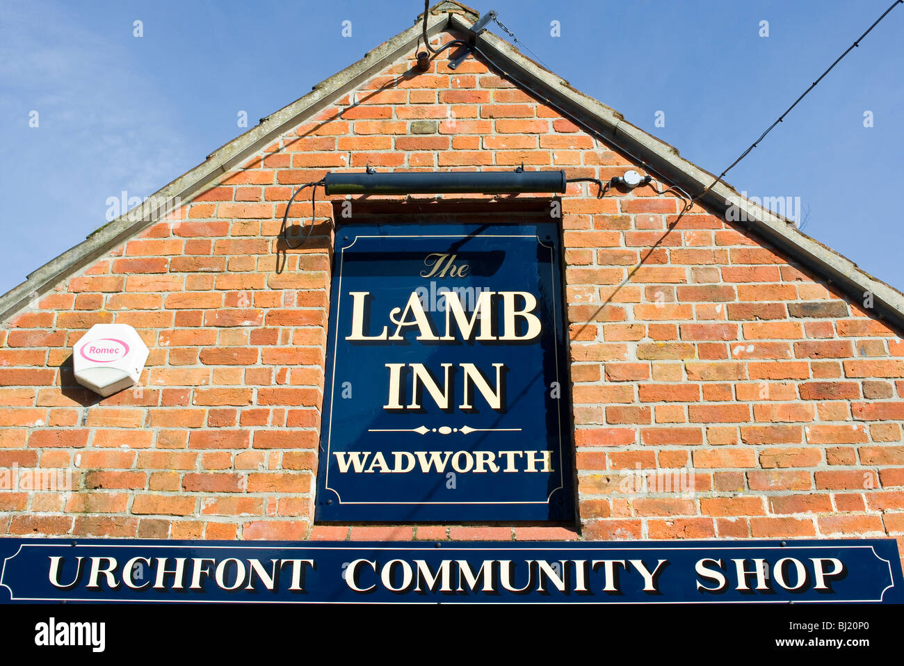 Signes en Urchfont identifiant le Lamb Inn et la communauté boutique dans le Wiltshire Banque D'Images