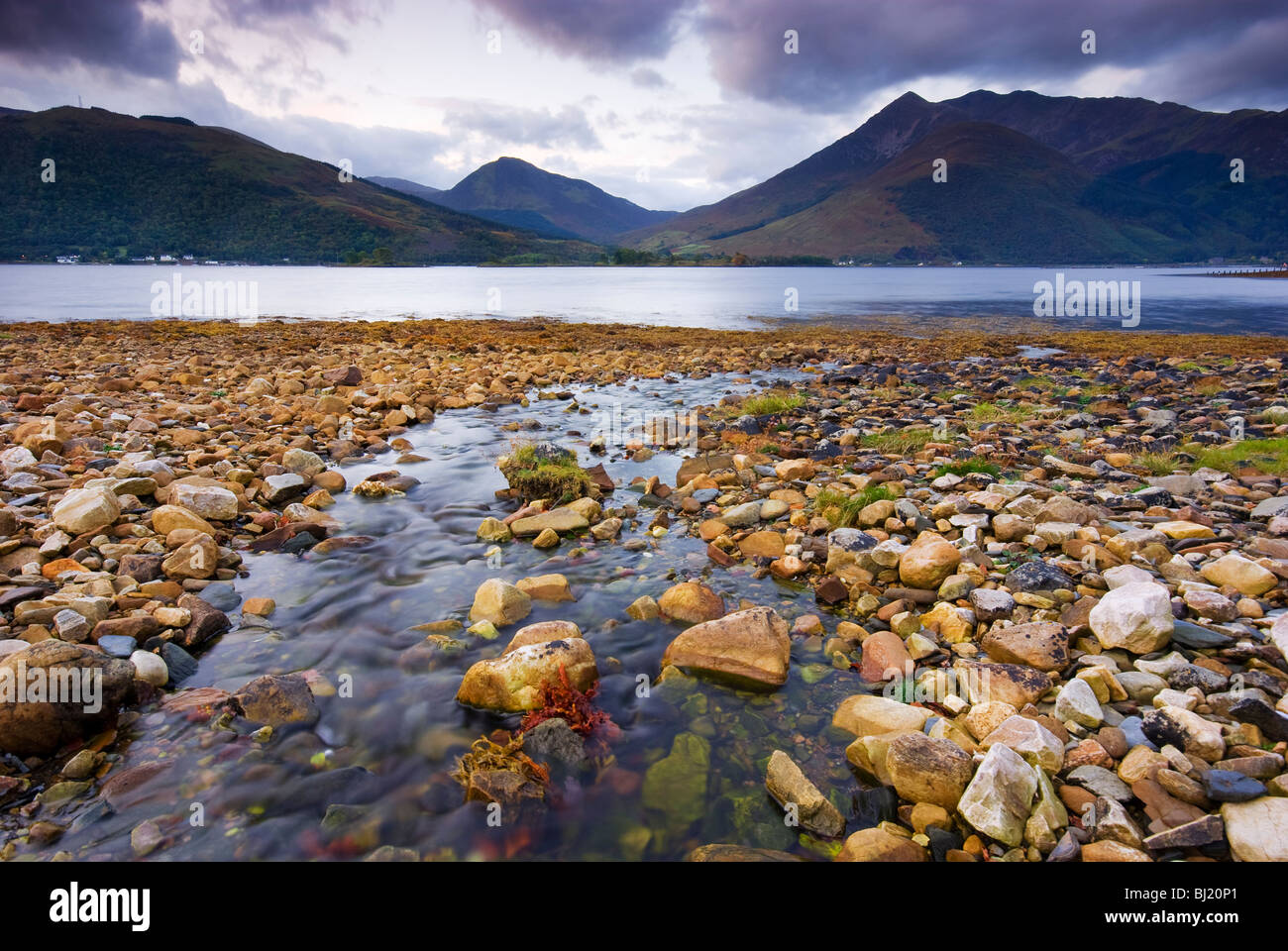 Montagnes entourant de Glen Coe en Écosse Banque D'Images