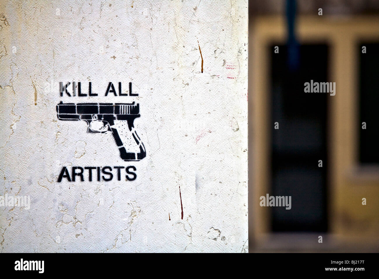 Tuer tous les artistes et signe des armes à feu grafitti sur un mur à Venise, Vénétie, Italie Banque D'Images