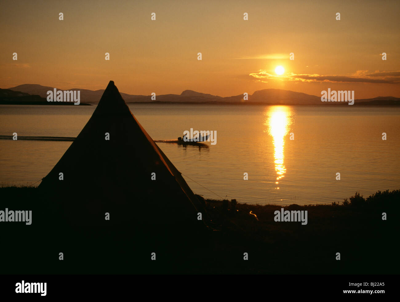 Lapp lit bébé dans la coucher du soleil Banque D'Images Lapp lit bébé dans la coucher du soleil Banque D'Images