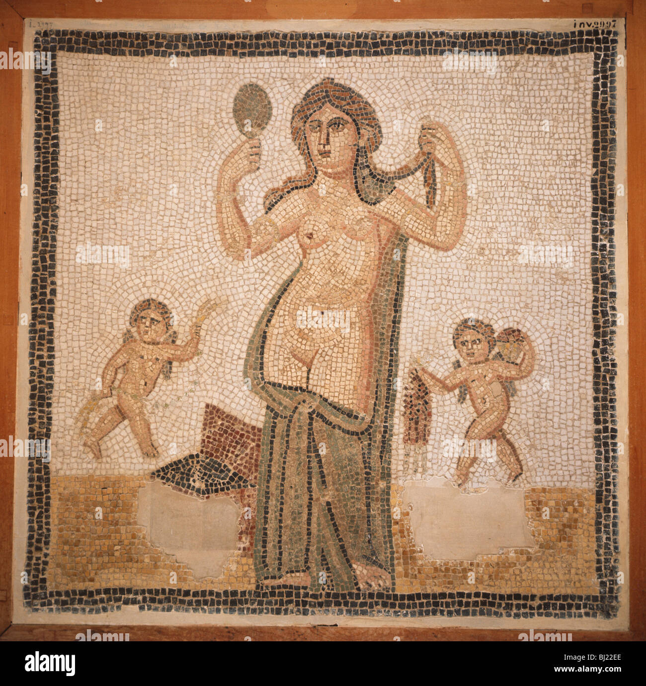 Vénus à sa toilette 3e siècle mosaïque de Thuburbo Majus maintenant dans le Musée du Bardo, Tunis, Tunisie Banque D'Images