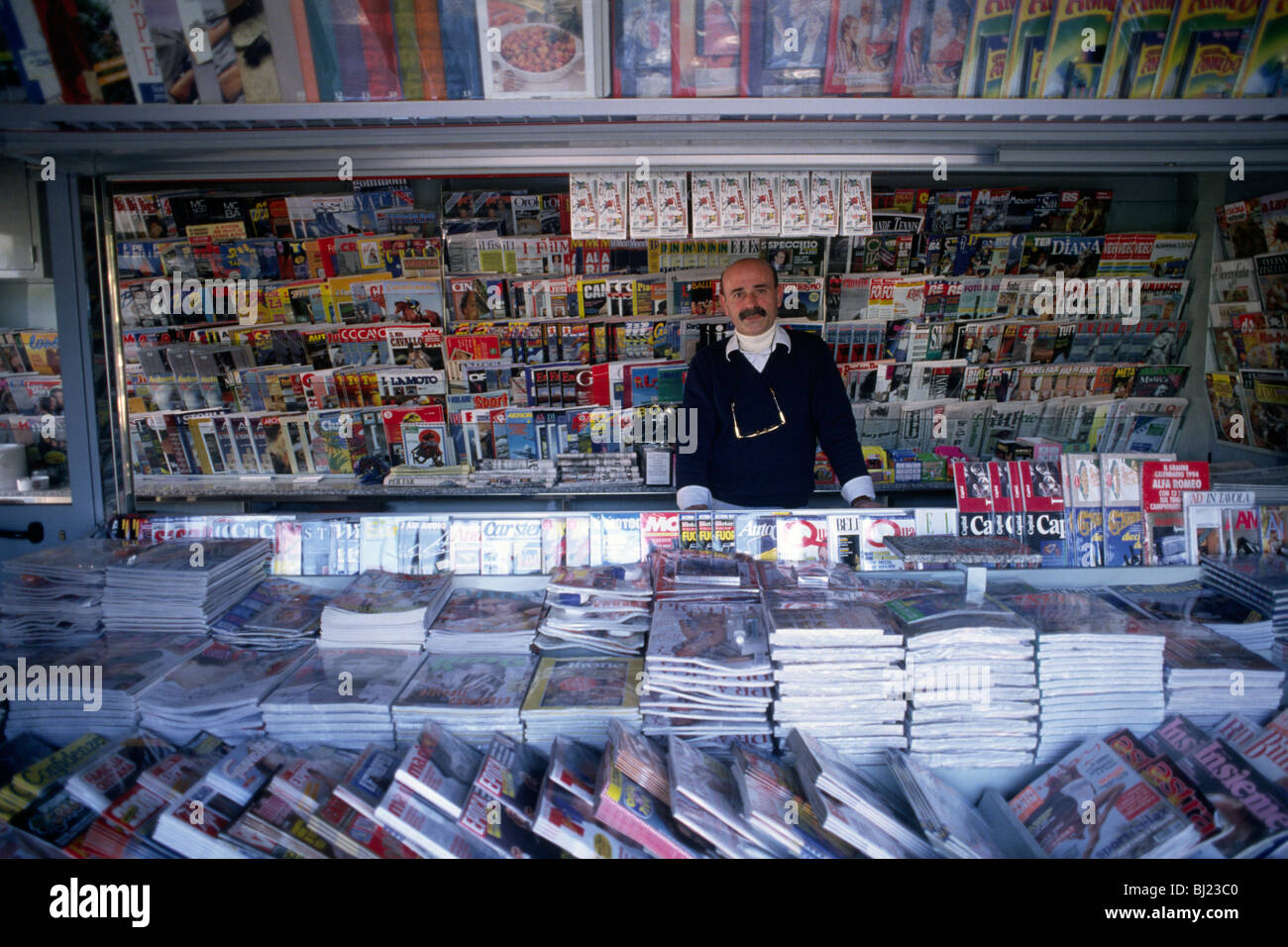 Italie, Rome, kiosque du journal Banque D'Images