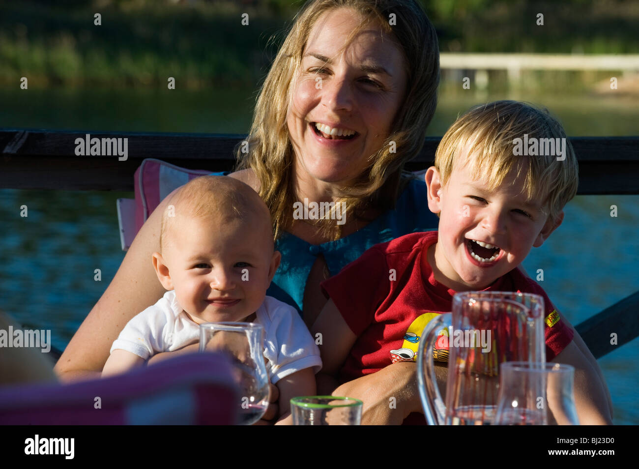 Femme avec deux enfants de manger à l'extérieur, la Suède. Banque D'Images