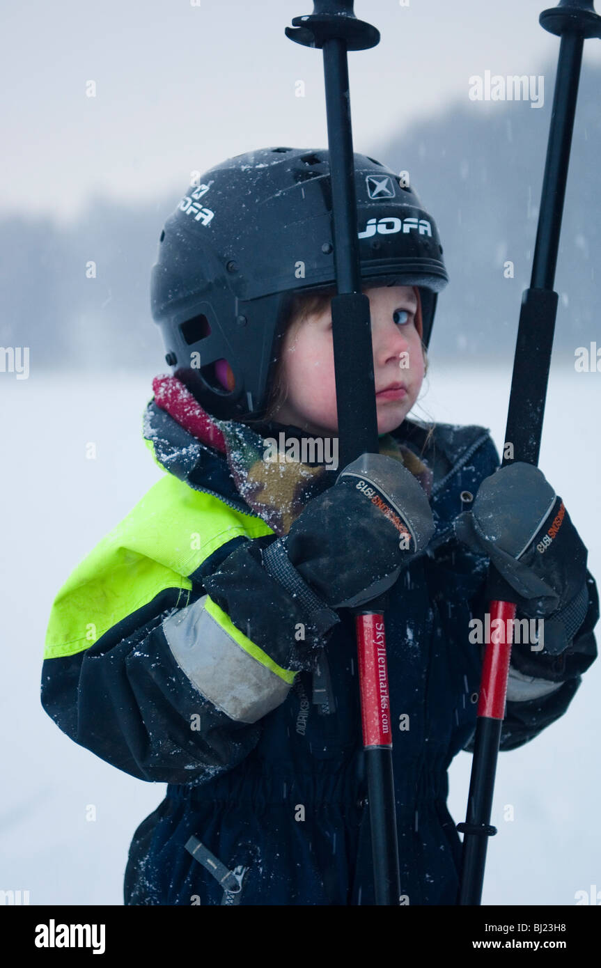 Un enfant avec winterÂ vêtements, la Suède. Banque D'Images