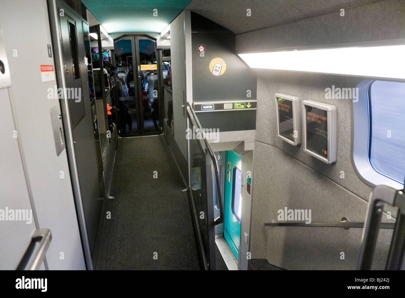 Couloir et escaliers à l'intérieur d'un Train Grande Vitesse à double étage, chariot sur un TGV français en France. Banque D'Images