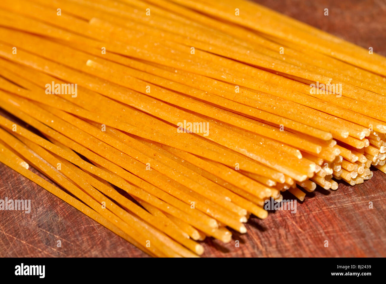 Les pâtes de blé entier spaghetti séchés Banque D'Images