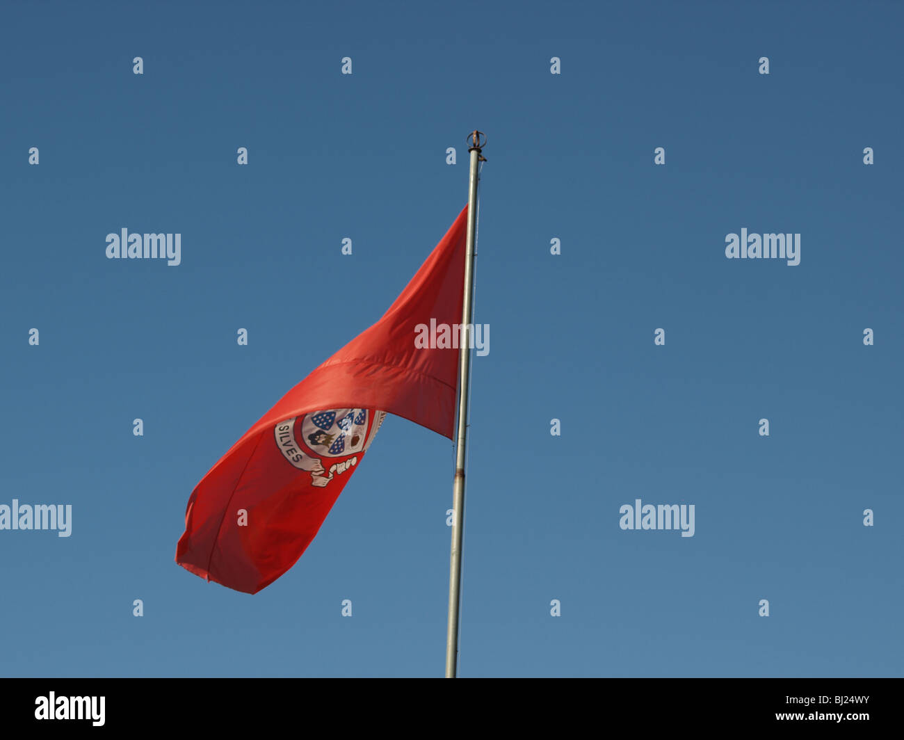 Ville de Silves - leur drapeau battant au-dessus de l'ancien château - Portugal Algarve Banque D'Images