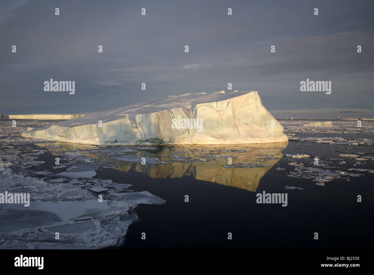 Iceberg tabulaire dans la péninsule Antarctique Banque D'Images