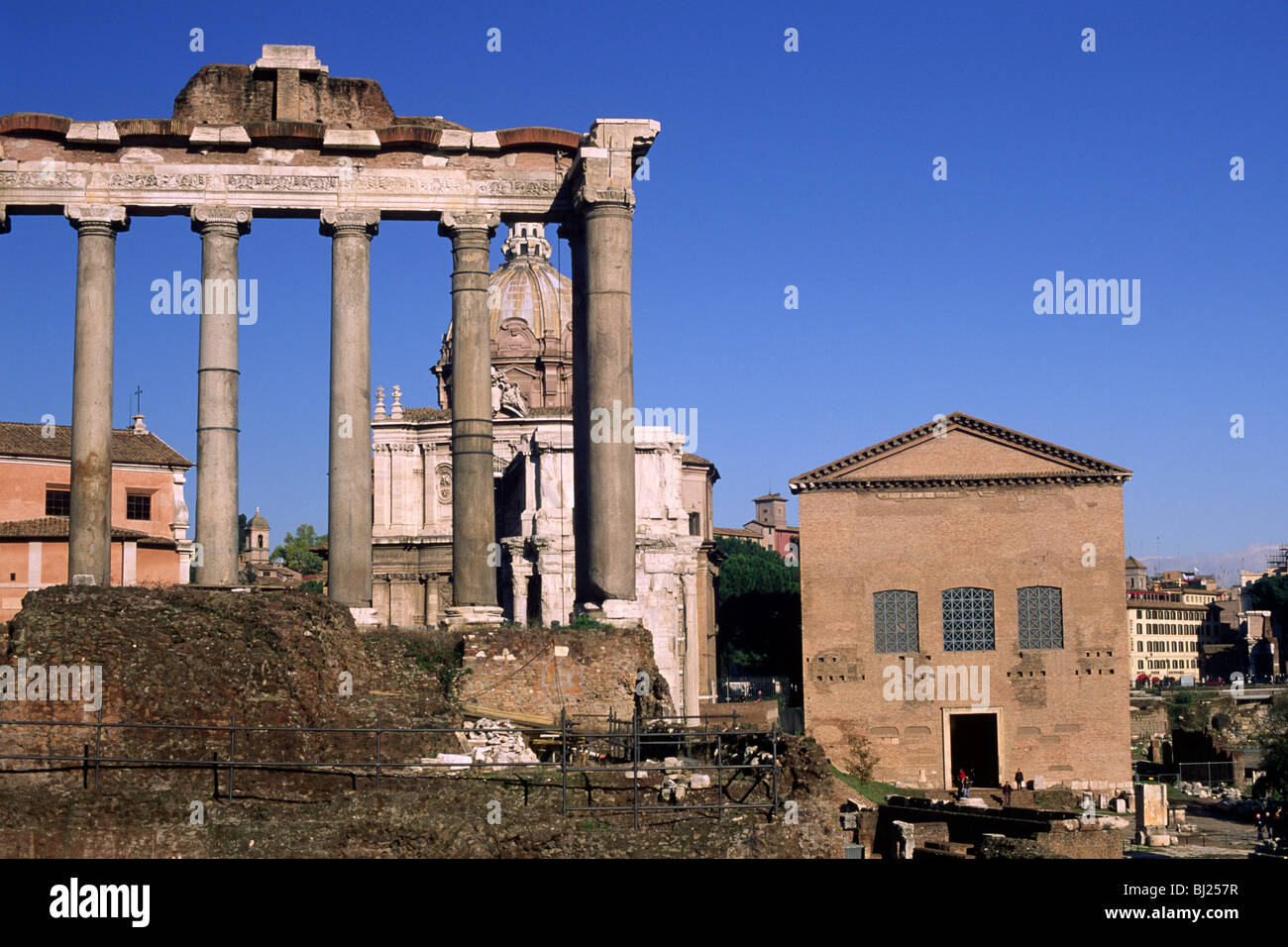 Italie, Rome, Forum romain, temple de Saturne et Curie Banque D'Images